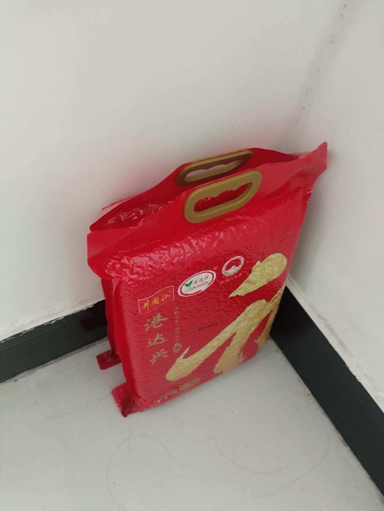 我发现，在生活中，我妈是一个很“奇怪”的人。她对超市的东西不感兴趣，比如这