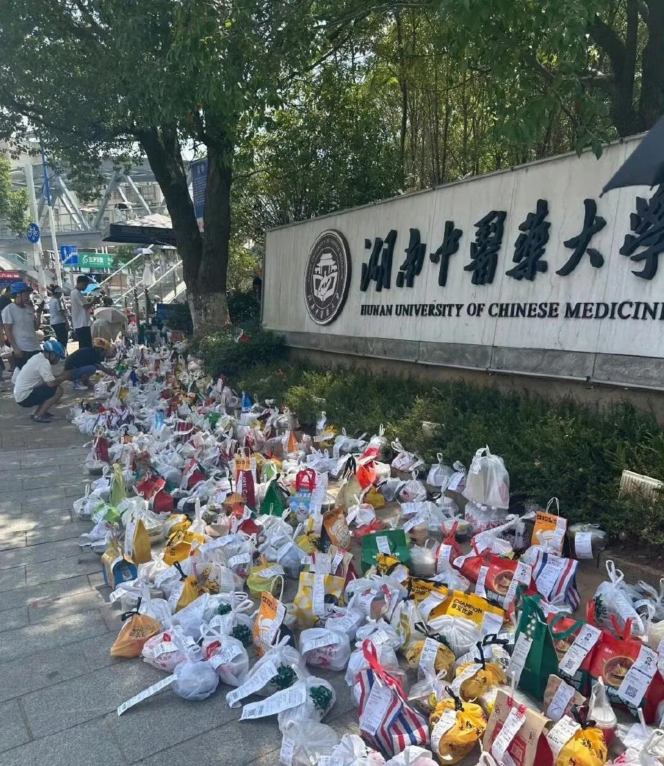 不怪现在大学生顿顿靠外卖，真的是食堂太难吃！第一眼看过去，准备骂现在大学生太懒