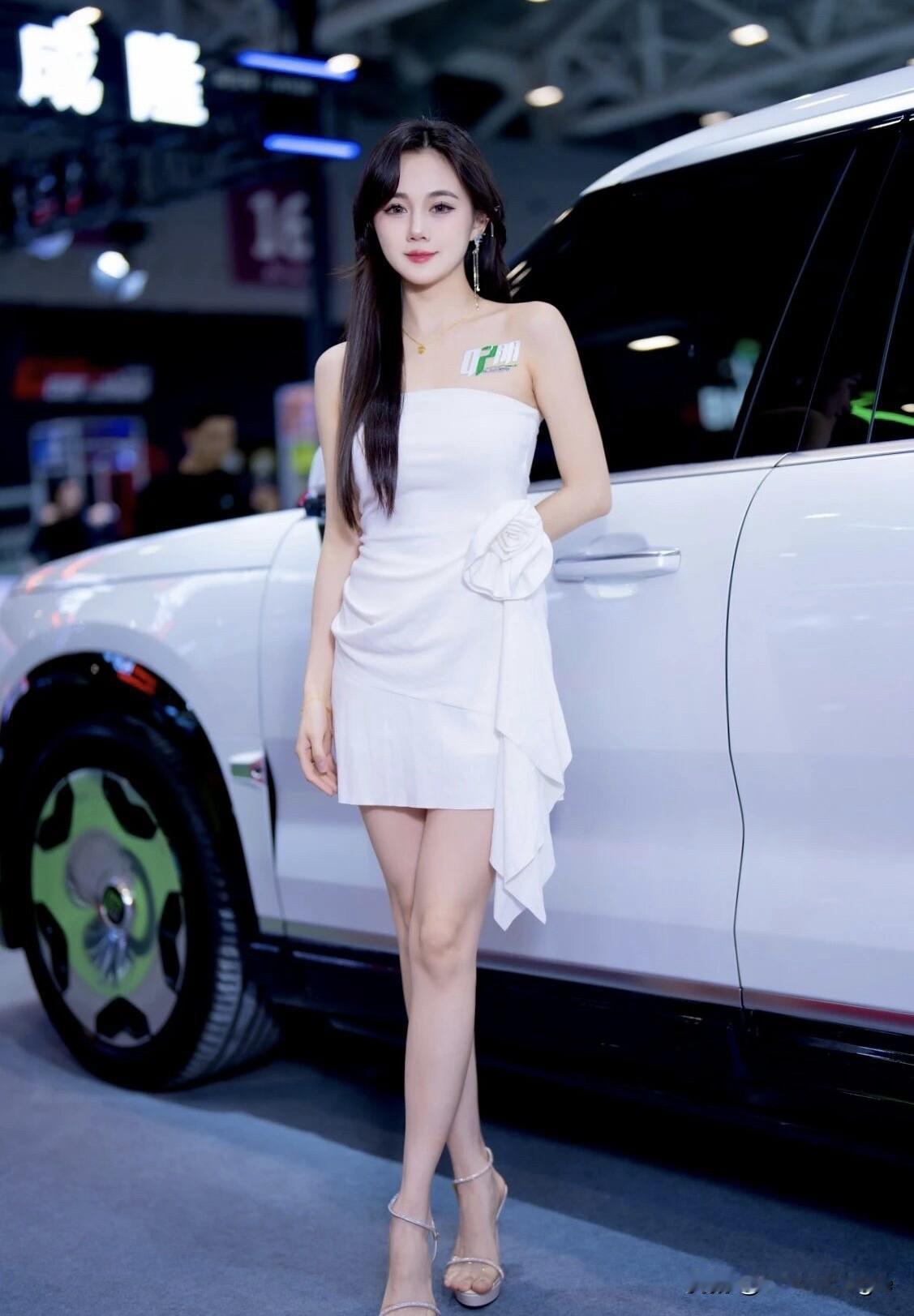 时尚车模，白裙飘逸，车旁优雅，尽显魅力！