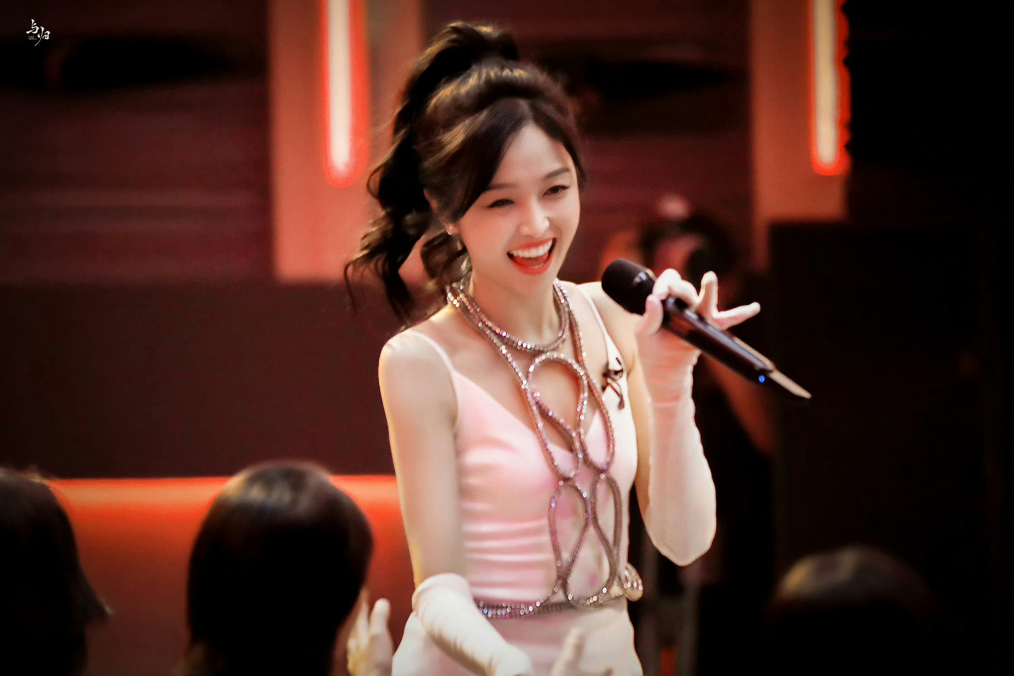 吴宣仪小姐姐，一身白色妆造大长腿，青春甜美的舞台魅力。吴宣仪