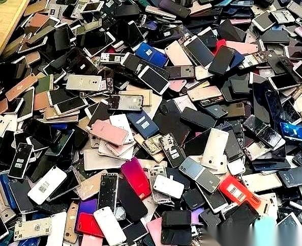 一部卖了115块的旧手机，怎么就能从机主卡里划走一万三千多？这事就发生在章先生