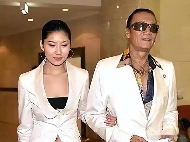 这就叫风光三年，孤独30年！谢贤的前女友Coco如今已经41岁。曾经那个陪