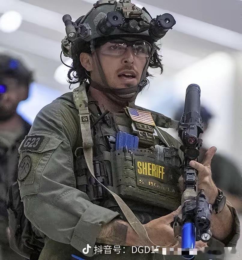 那个美国警察是真敢说，直接把美利坚的遮羞布给扯下来了。什么自由灯塔？实际上就是折