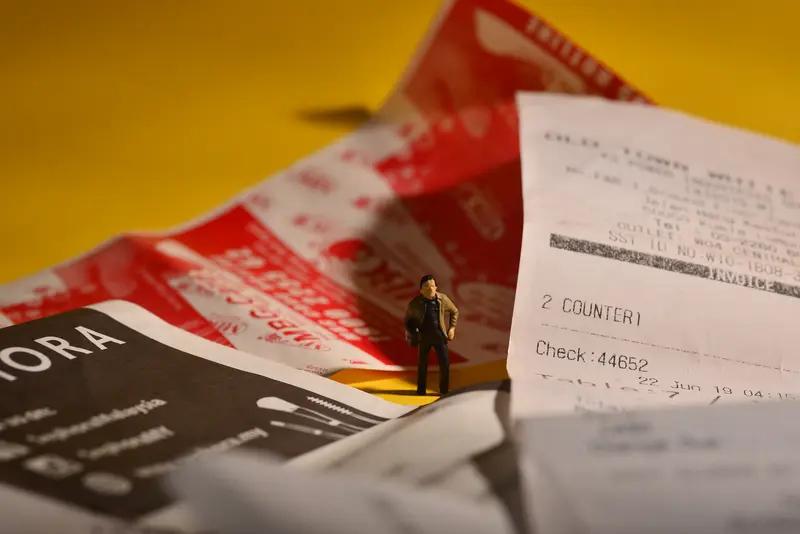 信用卡网贷负债20万先别慌，有办法解决。别盲目拼命还钱，得有策略。先止血，列个