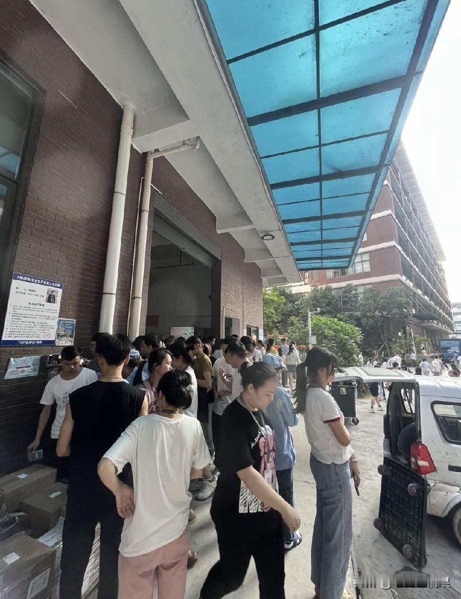 说一下在大厂里面上班的优缺点。首先说优点：1.工资准时发从不会延迟或者拖欠。