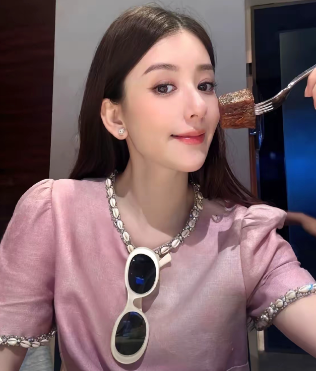 宋佳有句话，好像把方媛给说透了她说，有一种人，在家里什么都听别人的，活得跟个小