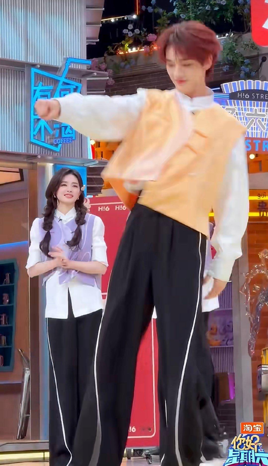 丁程鑫cha了Low丁程鑫一身黄解锁《Low》舞台，卡点精准掌控力拉满，元气舞