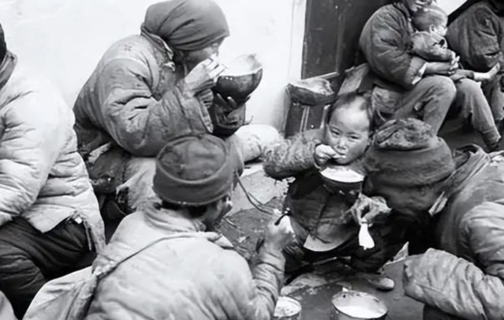 1948年12月的淮海战场，陈官庄那片南北5公里、东西不足10公里的弹丸之地，挤