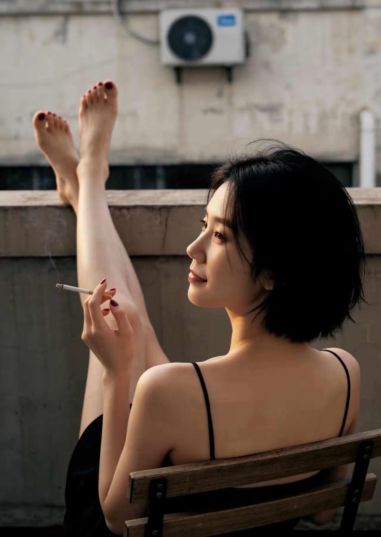 说实话，一个这么漂亮的姑娘，手指夹了根烟，让人一下子喜欢不起来了！