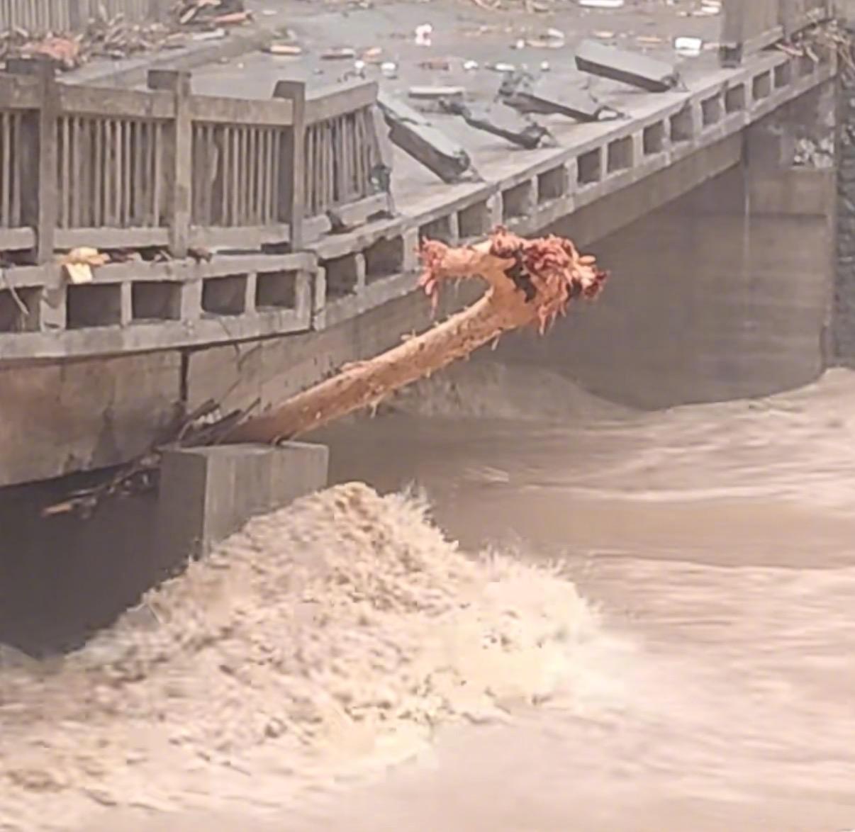 #湖北宣恩强降雨已致3死4失联#【强降雨已致3死的湖北宣恩县：有村民徒步两小时到