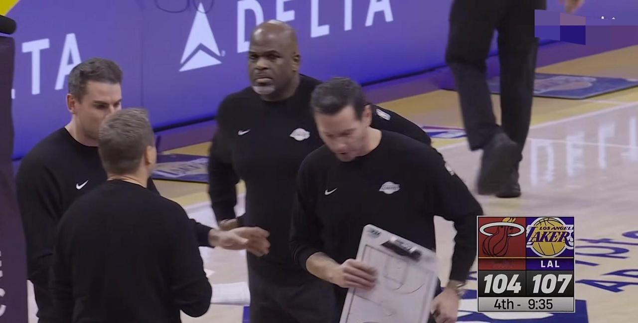快讯！快讯！湖人主教练雷迪克突然宣布了暂停。第四节刚开打，分差被追到