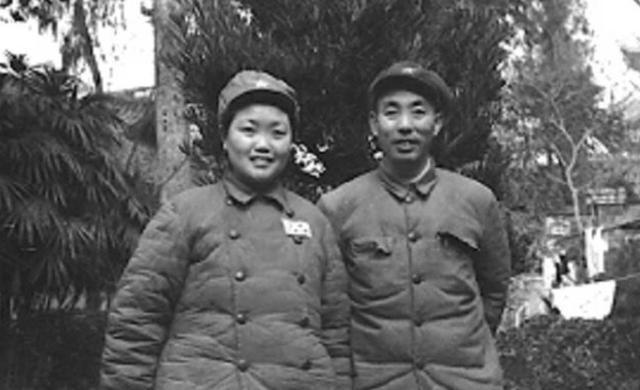 上世纪50年代的一天，谭冠三中将正在吃晚饭，机要秘书小李过来送文件。看着桌上的白