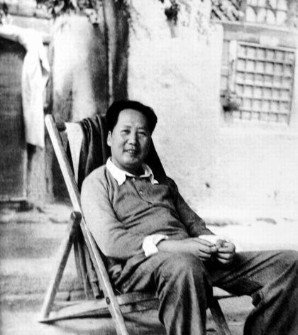 1948年5月，毛主席乘车去西柏坡，路过一个村庄时，突然发现路边躺着一个小女孩，