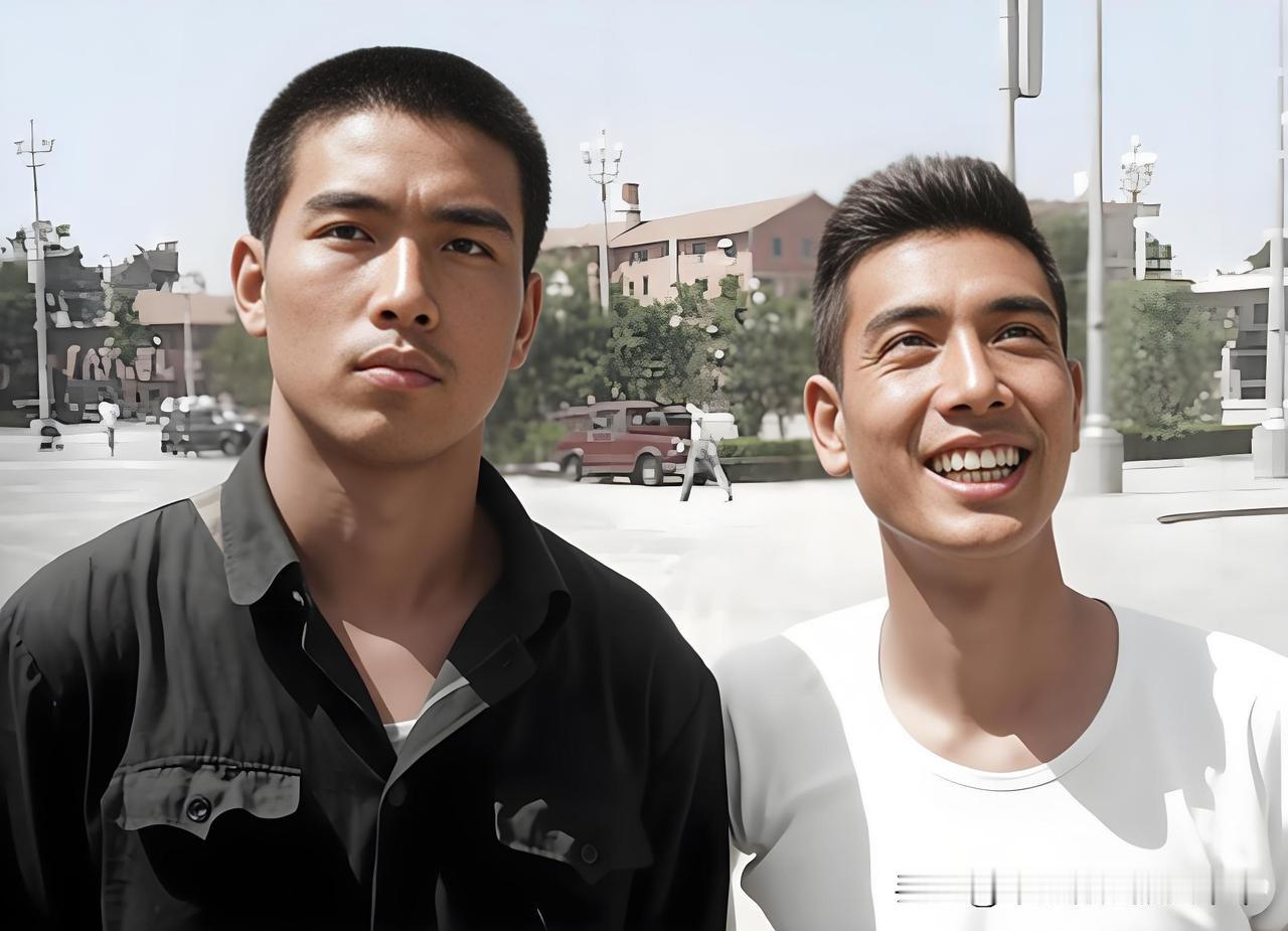 你们觉得他们父子俩长的像吗？这是在1969年夏天的北京，17岁的陈凯歌与父亲：