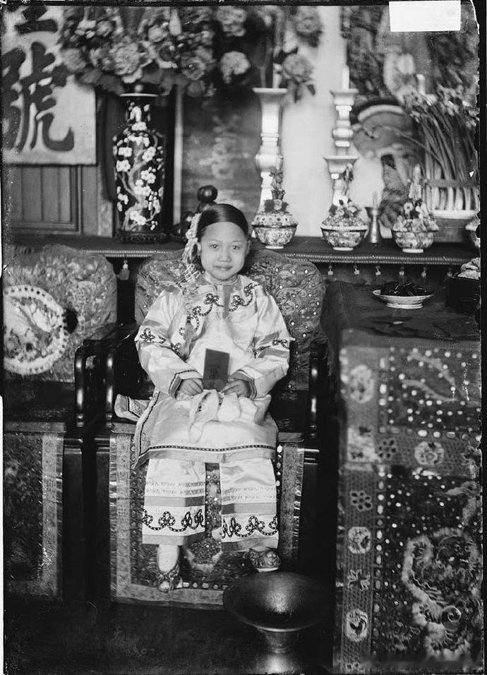 1904年，春节，拿红包的小女孩