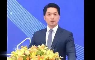 彻底炸锅了！台湾已故军方将领之子爆出猛料，其父郭礼伯咽气前亲口交代，章孝严是自己