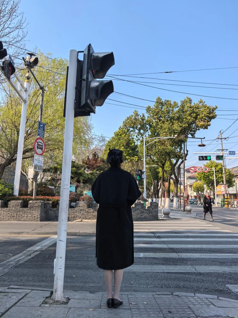 儿时的玩伴，也是小学和中学的同学，毕业后我们一同务农。他比我幸运，被大队选去当会