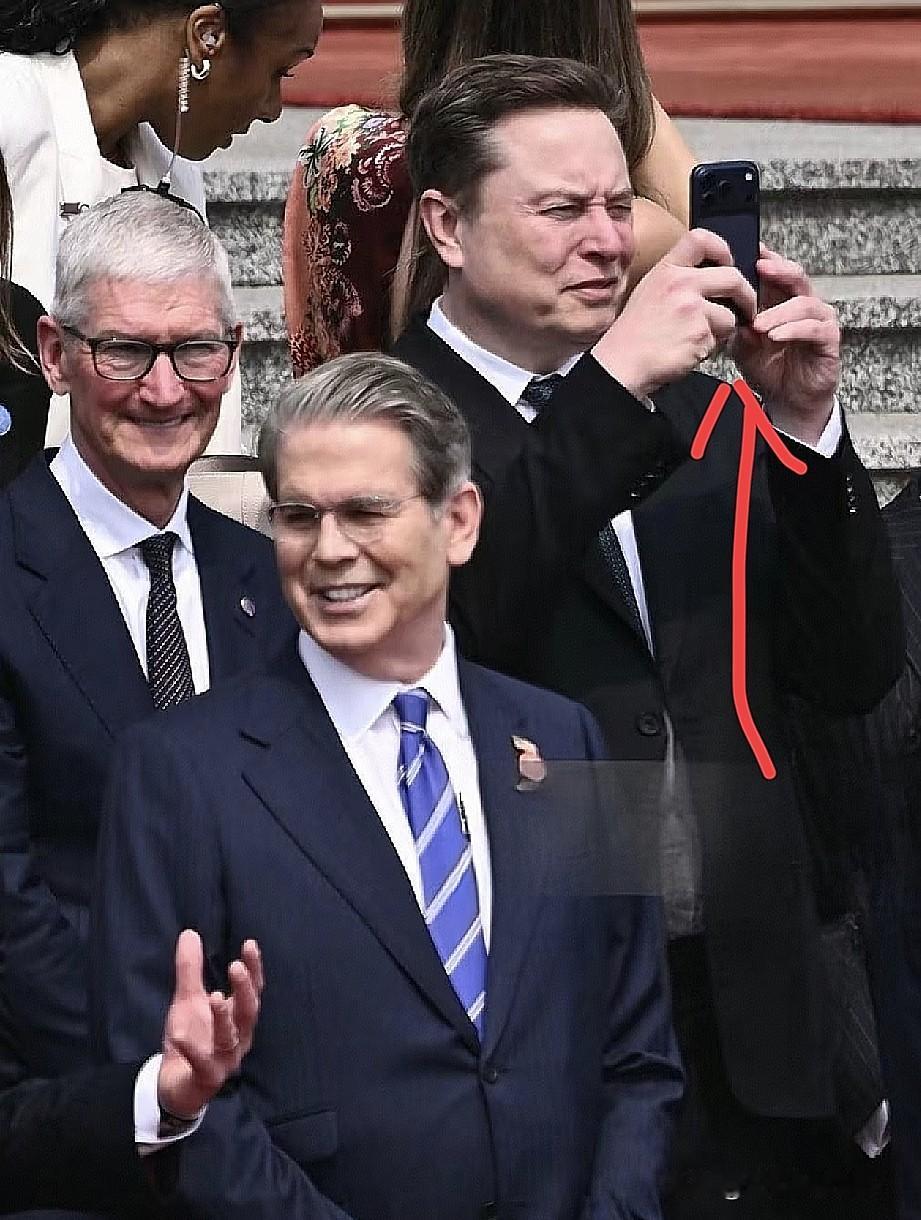 马斯克这次中国之行，有个画面真的特别有意思。堂堂身为身价万亿的世界首富，站在