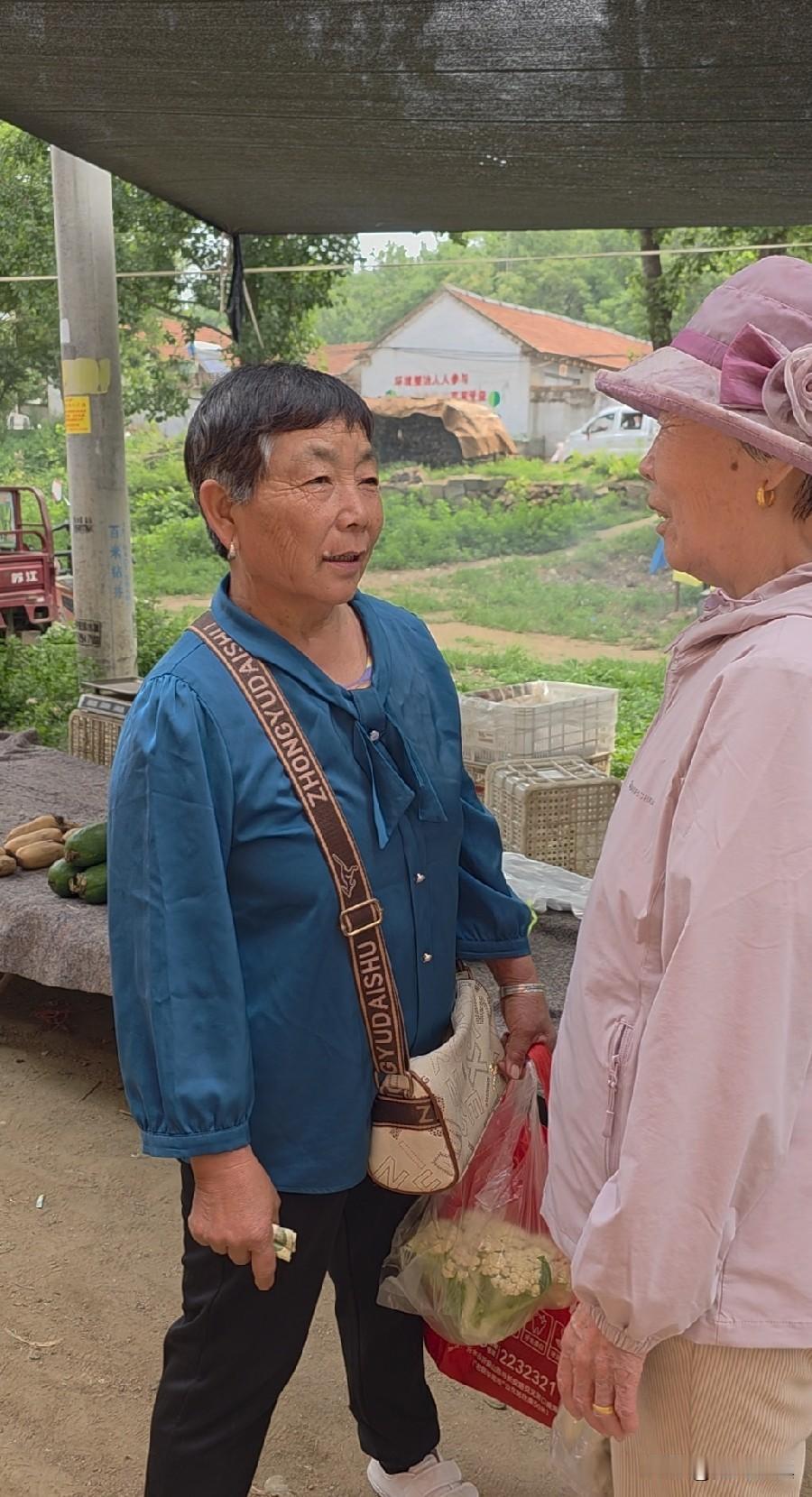 昨天赶集遇到一个妹妹，她的话让人流泪……昨天上午跟二嫂和老娘赶集，遇到西邻那