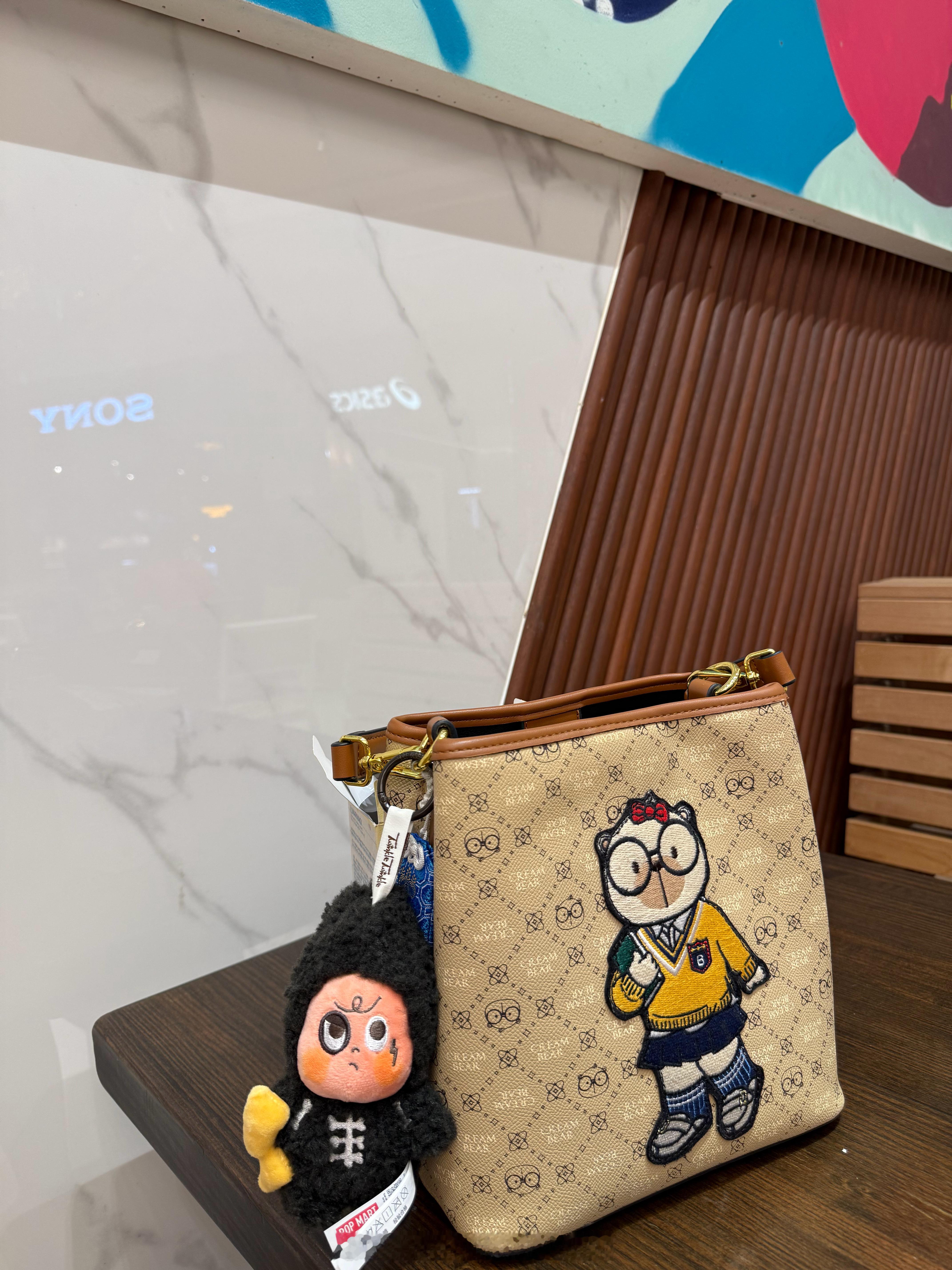 反正最近泡泡玛特店里的拉布布橱窗前忍少了，反而很多人买星星人那个crybaby一