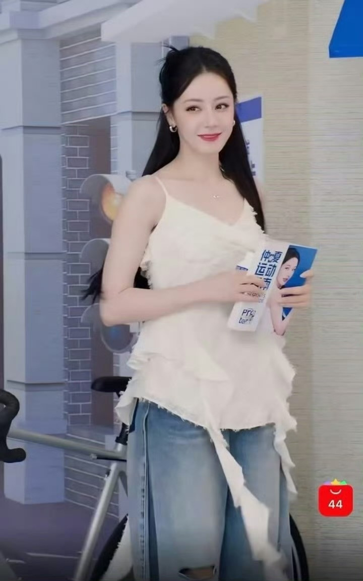 迪丽热巴直播美成啥了怎么有人把简单的白色吊带和牛仔裤穿的这么好看！巴