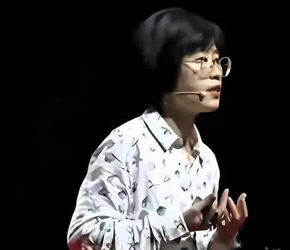 清华毕业剑桥博士，公然鼓吹中国女性嫁黑人就是摆脱父权，视频下架就算完了？中国女