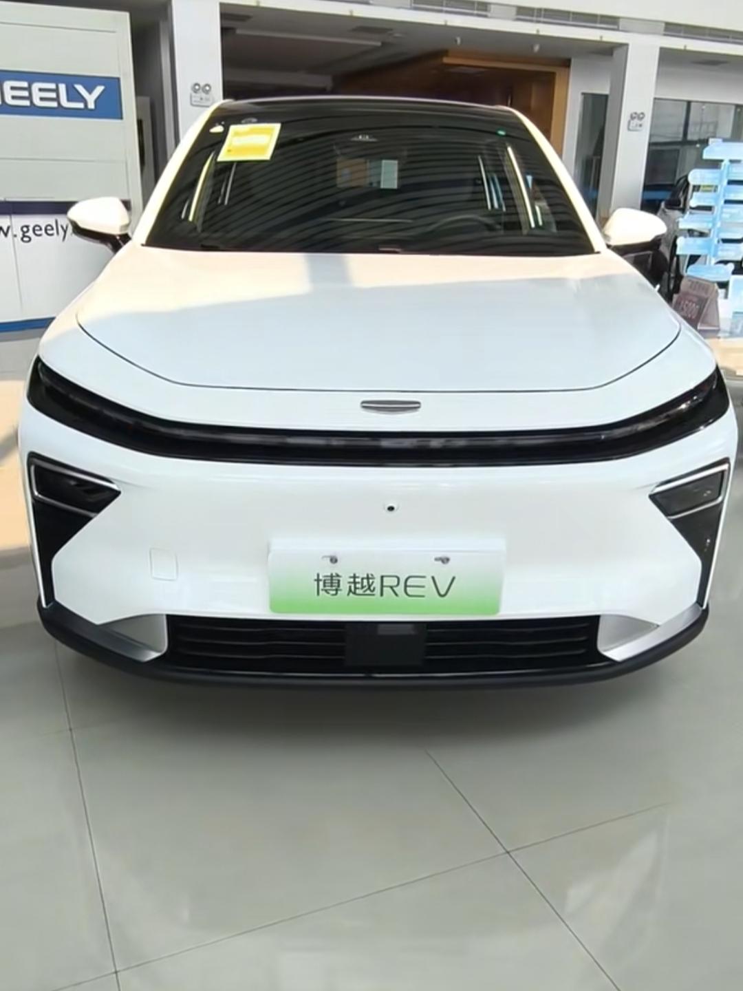 吉利可能是觉得博越L这台车卖的好，所以搞了个博越REV。这个车我不太看好，乍一看