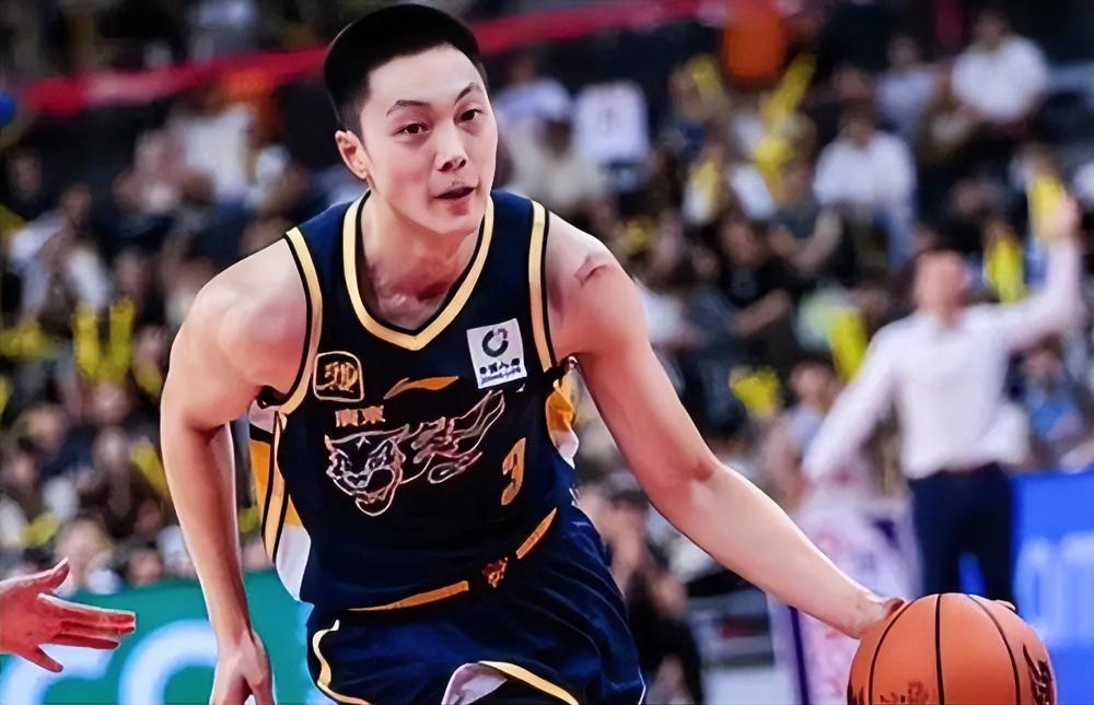 胡明轩：新赛季还是需要你，感觉杜指导才有你的使用说明书？？？徐杰：三分投那么准