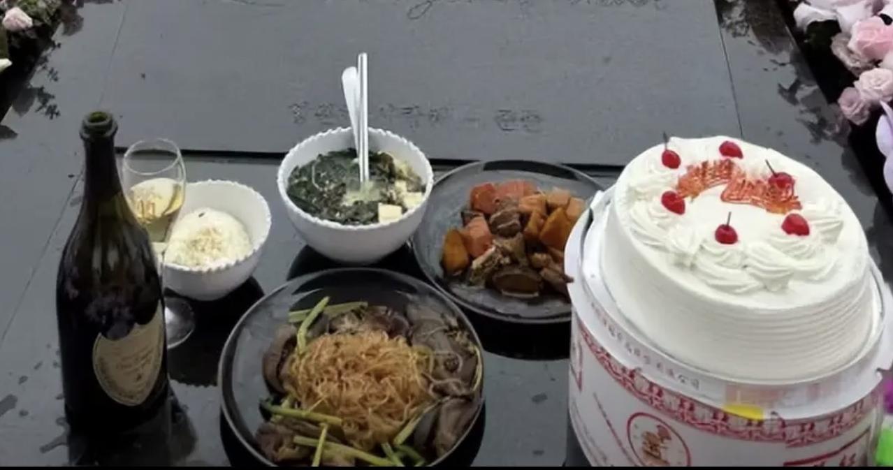 具俊晔和小S给大S准备的贡品有点寒酸吧？有面条和菜，鸡、鱼都没有准备。10月