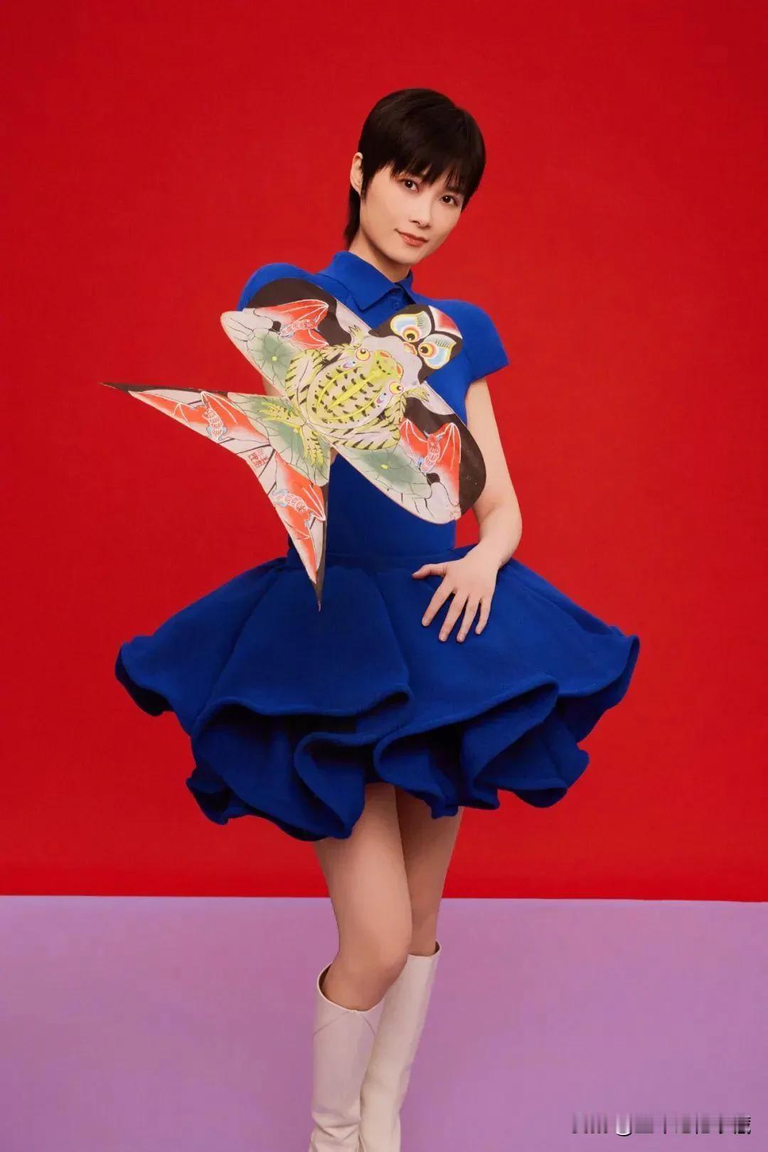 李宇春穿蓝色裙子也给人热议！很少看到李宇春穿裙子，她一直都是中性路线，出道至今她