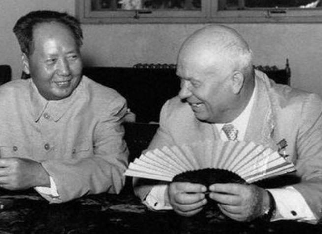 毛主席是如何评价周总理的？他说：“我的接班人第三个是周恩来，这个同志在国际活动方