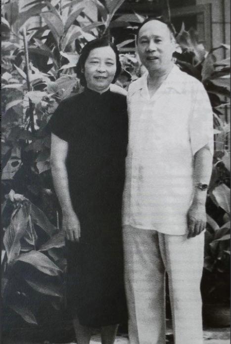一代开国上将，一生征战却膝下无亲生儿女，妻子提出离婚，他大怒质问：不当皇帝换什么