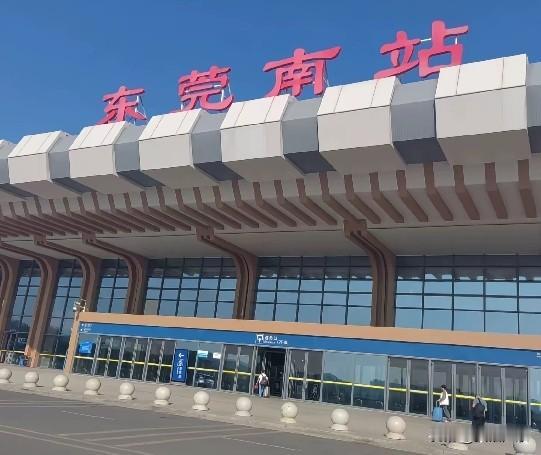 东莞的高铁站命名着实让人摸不着头脑。时而以镇名命名，时而又用城市名称冠名。就拿虎