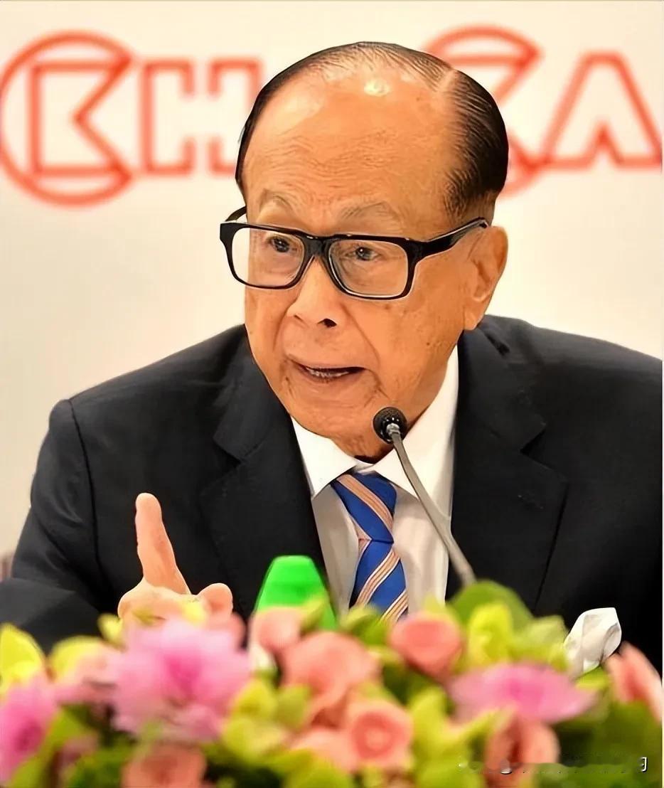 李嘉诚又一次在风暴来临前把船开走了。这次他以455亿港元清空英国电讯业务，很多人