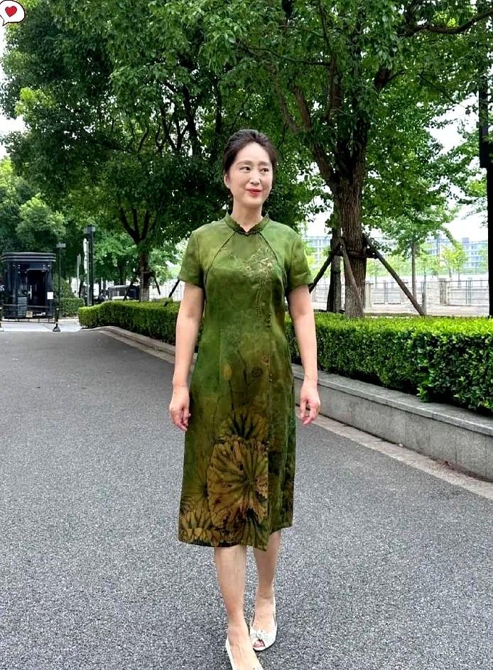女儿去上海旅游。给妈妈带回来一件浅绿色的旗袍。妈妈67岁，这不来到夏天了