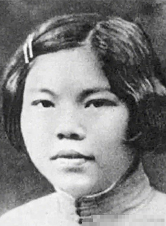1941年，女烈士在监狱里生下一个女婴，她虚脱的挤不出一滴奶来喂饿得大哭的孩子，