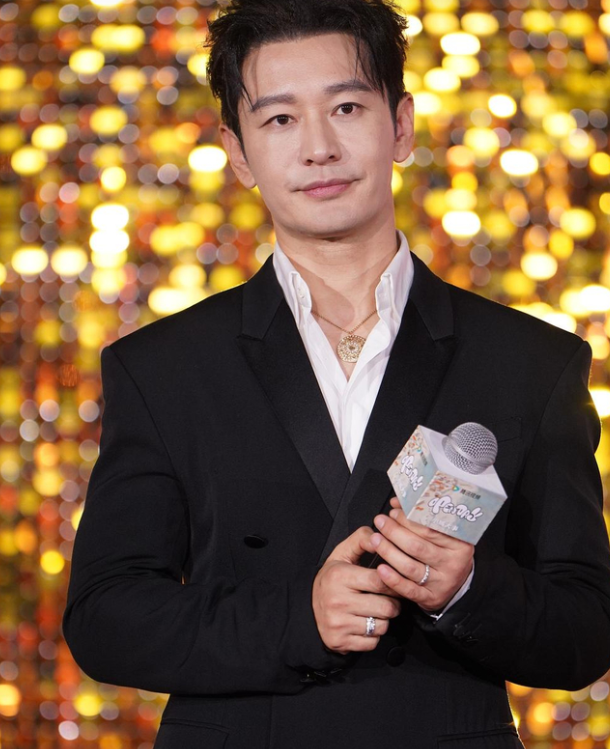 黄晓明连多问都没问秒回“发个账户”，当天就转了钱过去，而且十年时间里，从来没有