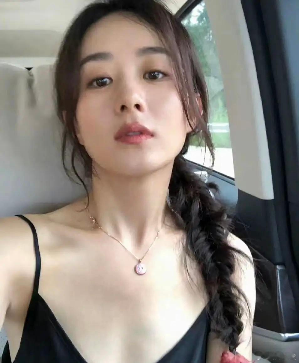赵丽颖一直在演艺道路上不断突破自我，就算作品成绩有起伏，那也是她勇于尝试各类题材