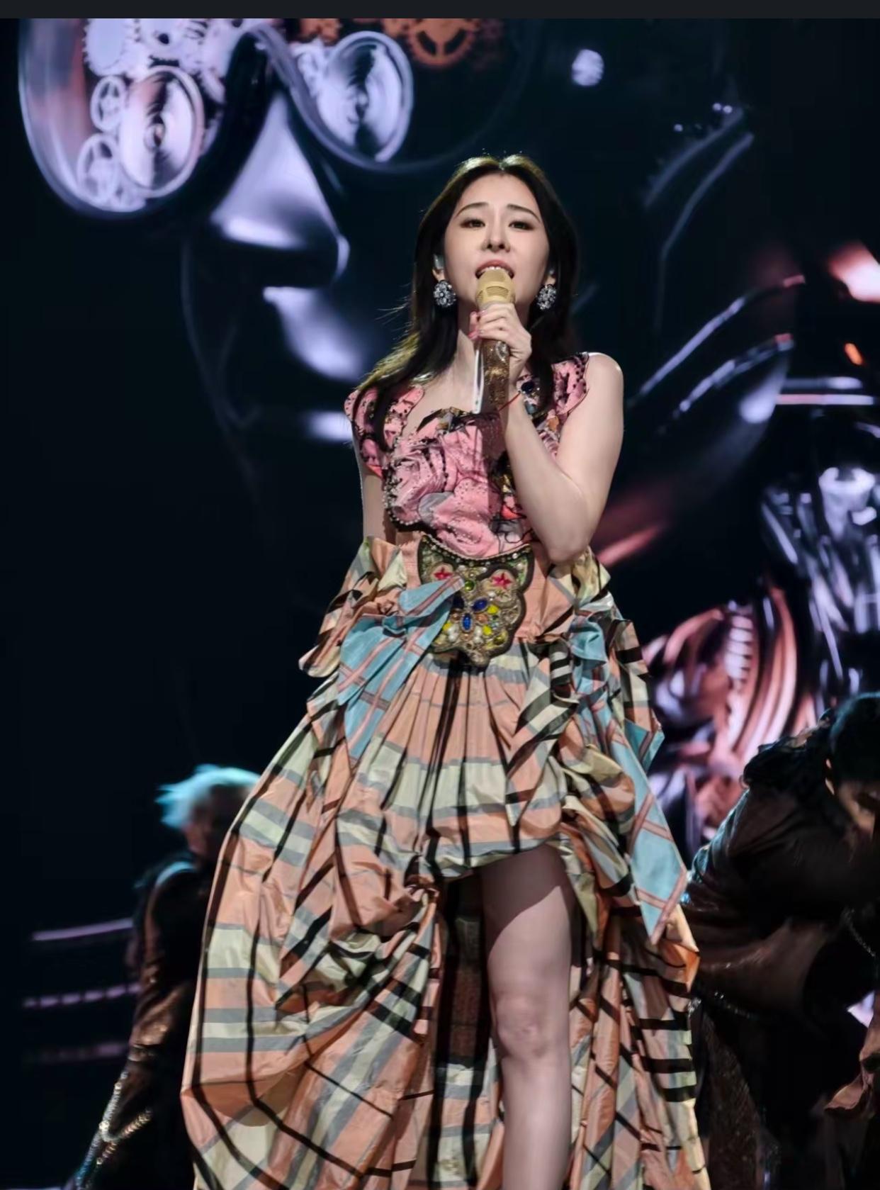 不出意外意外还是发生了！江苏卫视跨年演唱会上，张碧晨刚登场开唱，作为专业歌手