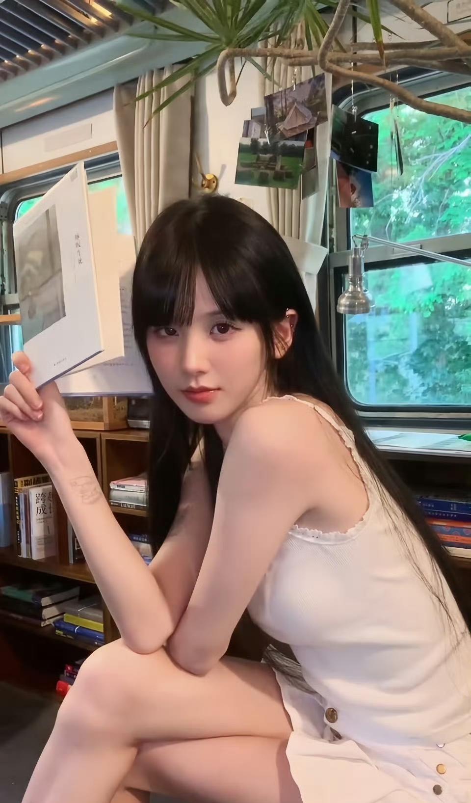 真的差点认不出来。2026年3月23日，井川里予（本名庞欣然）在社交平台发