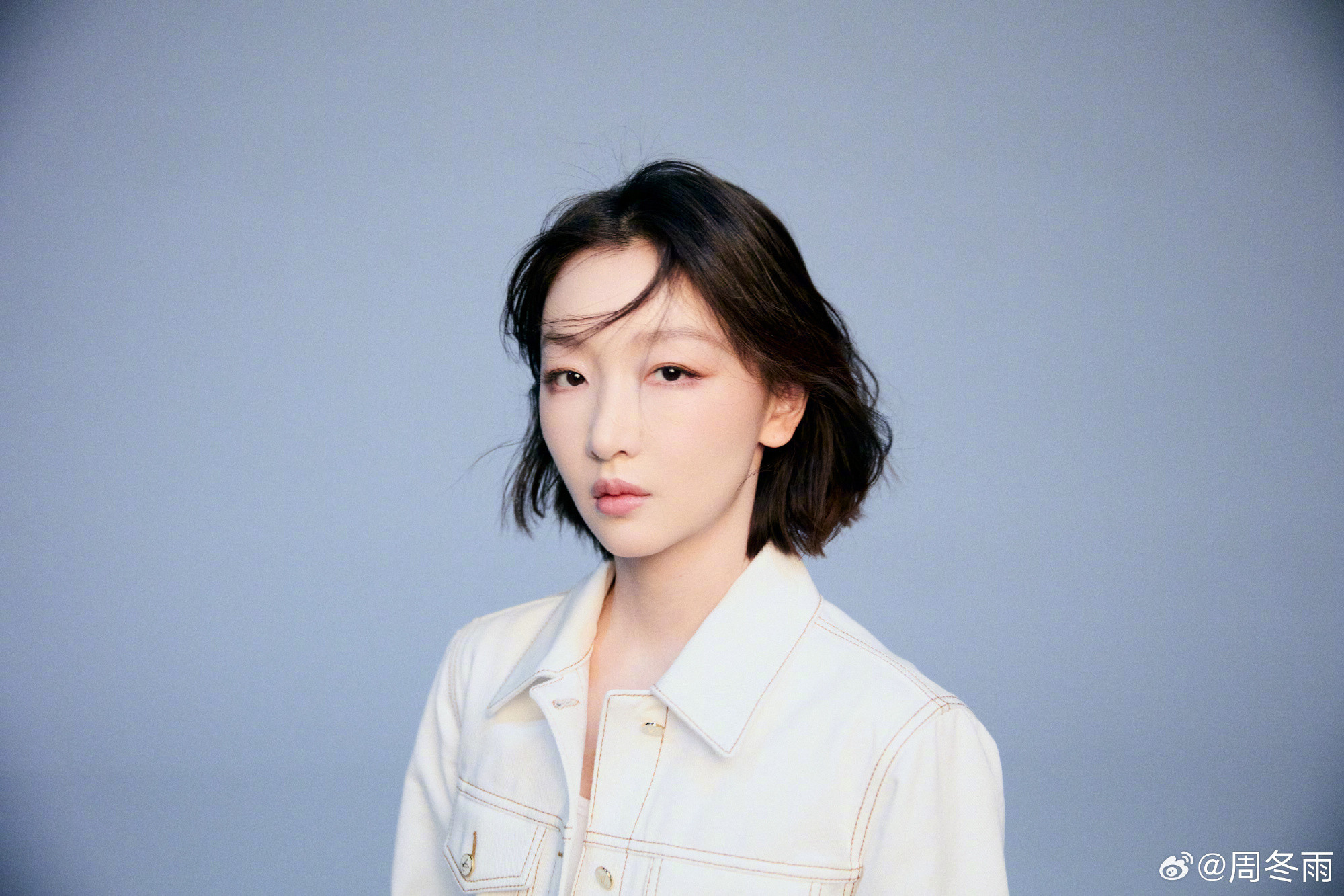 巴黎偶遇周冬雨在巴黎街头偶遇周冬雨！！米色大衣+黑色头巾，温柔感直接拉满，状