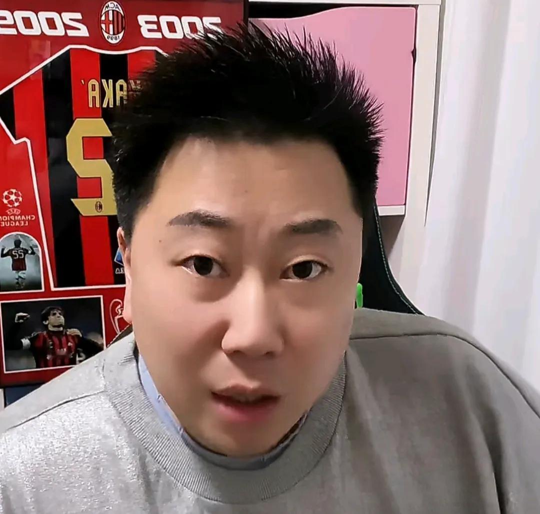 媒体人李宝库认为，上海海港主教练穆斯卡特实力不行。李宝库在直播时直言，别看上海