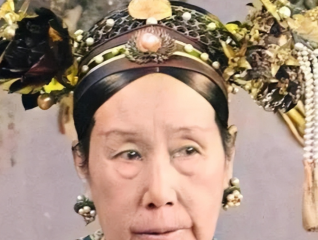 1889年，54岁的慈禧爱上了比她小20岁的侍卫那尔苏，两个人不能够经常见面，心腹李莲英看到她食不下
