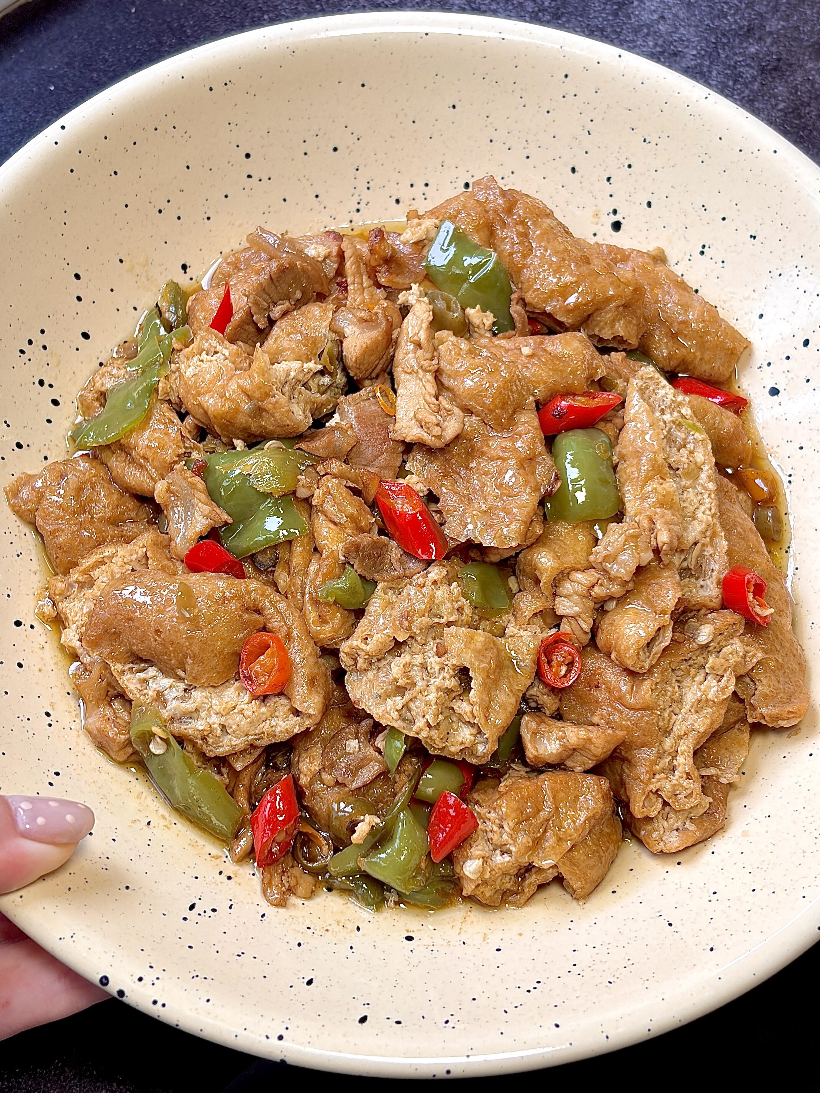 香辣油豆腐烧肉｜一口爆汁，下饭神器✨软嫩的油豆腐吸饱了浓郁汤汁，裹着淡淡的辣椒