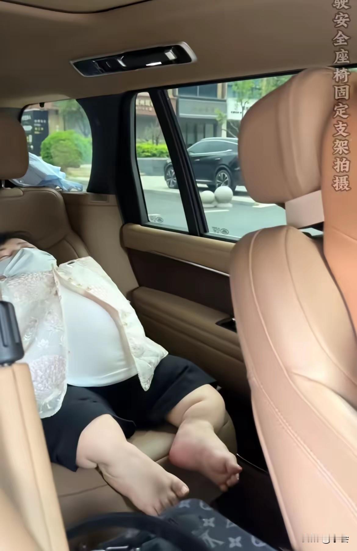 喜梅真的太不容易了，孕期嗜睡到在车上都能睡着，看着她小小的身体，心里满是担忧。不