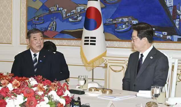 石破茂蛮有意思的！正在韩国访问的石破茂，也是李在明的座上宾。石破茂对于高市早