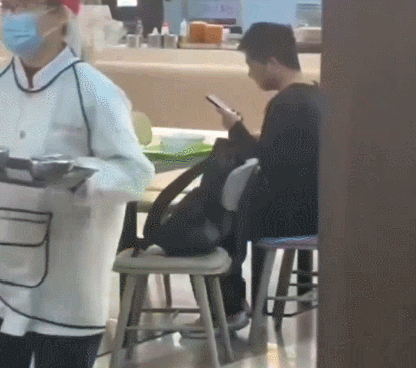 “幸亏没同意！”吉林，一高校男生在学校食堂突然情绪失控，又摔又砸损坏了数十万的设