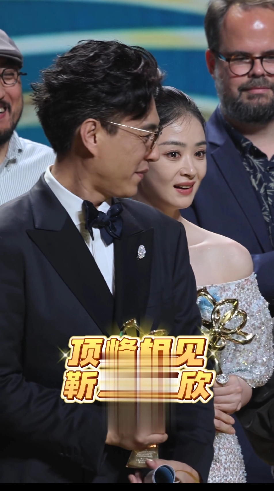 感觉靳东下了很大的决心才转身抱了蒋欣，靳东先是深吸了一口气，然后猛的转身直接抱住