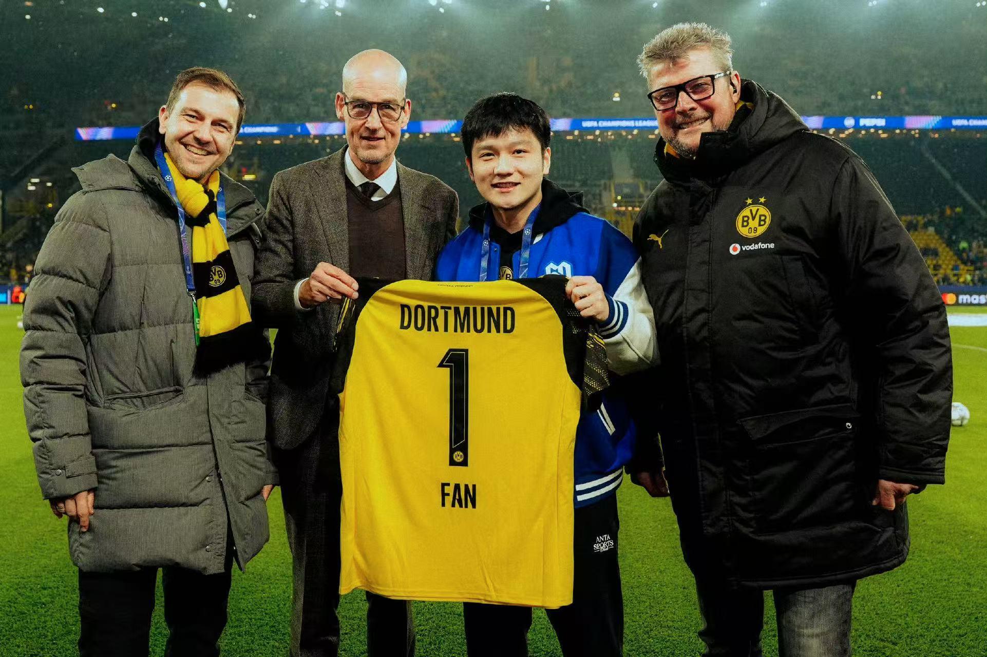 波尔的人脉被樊振东拿捏了和波尔并肩解锁多特欧冠观赛时刻，黄黑主场收获满格心意，专