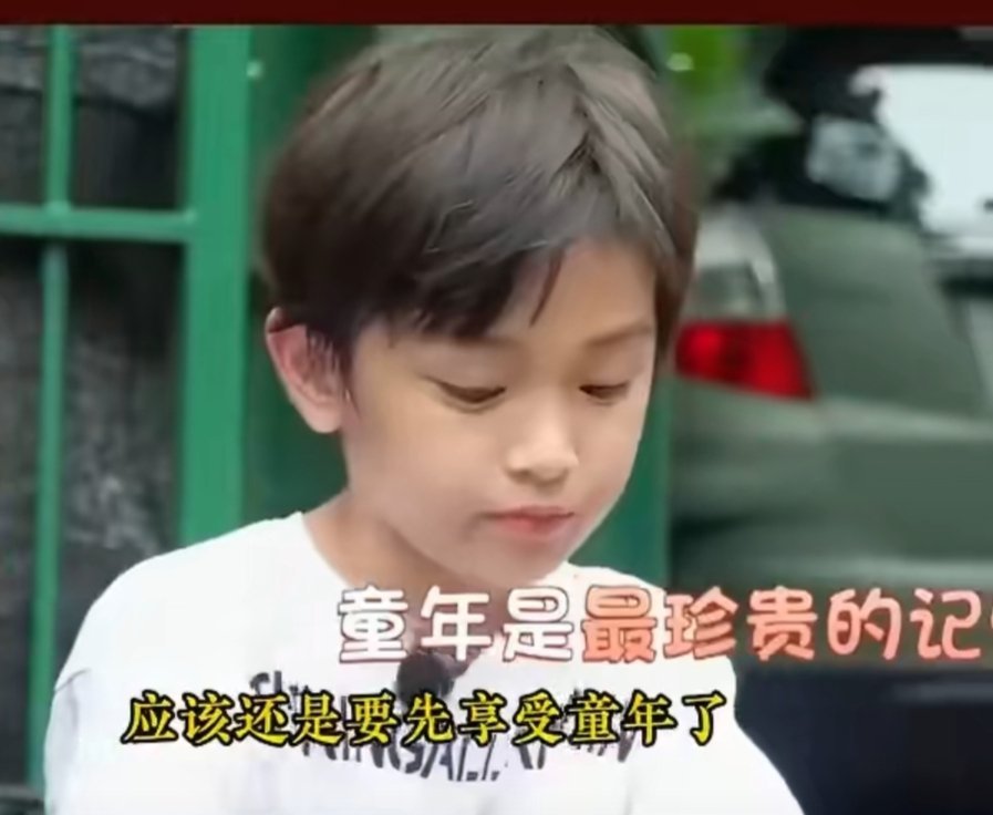 10月13日，郭碧婷爸爸首次晒出4岁外孙合照并用“貌比潘安”盛赞孙子颜值，话题瞬间引爆热搜，而女儿向